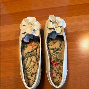 BOC by Born, off white, peony, flat floral. Size 6 M.